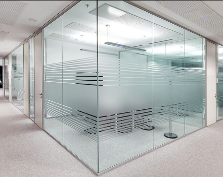 Lắp đặt vách kính cường lực văn phòng cách âm và cửa tự động cao cấp tại Techcombank Tower